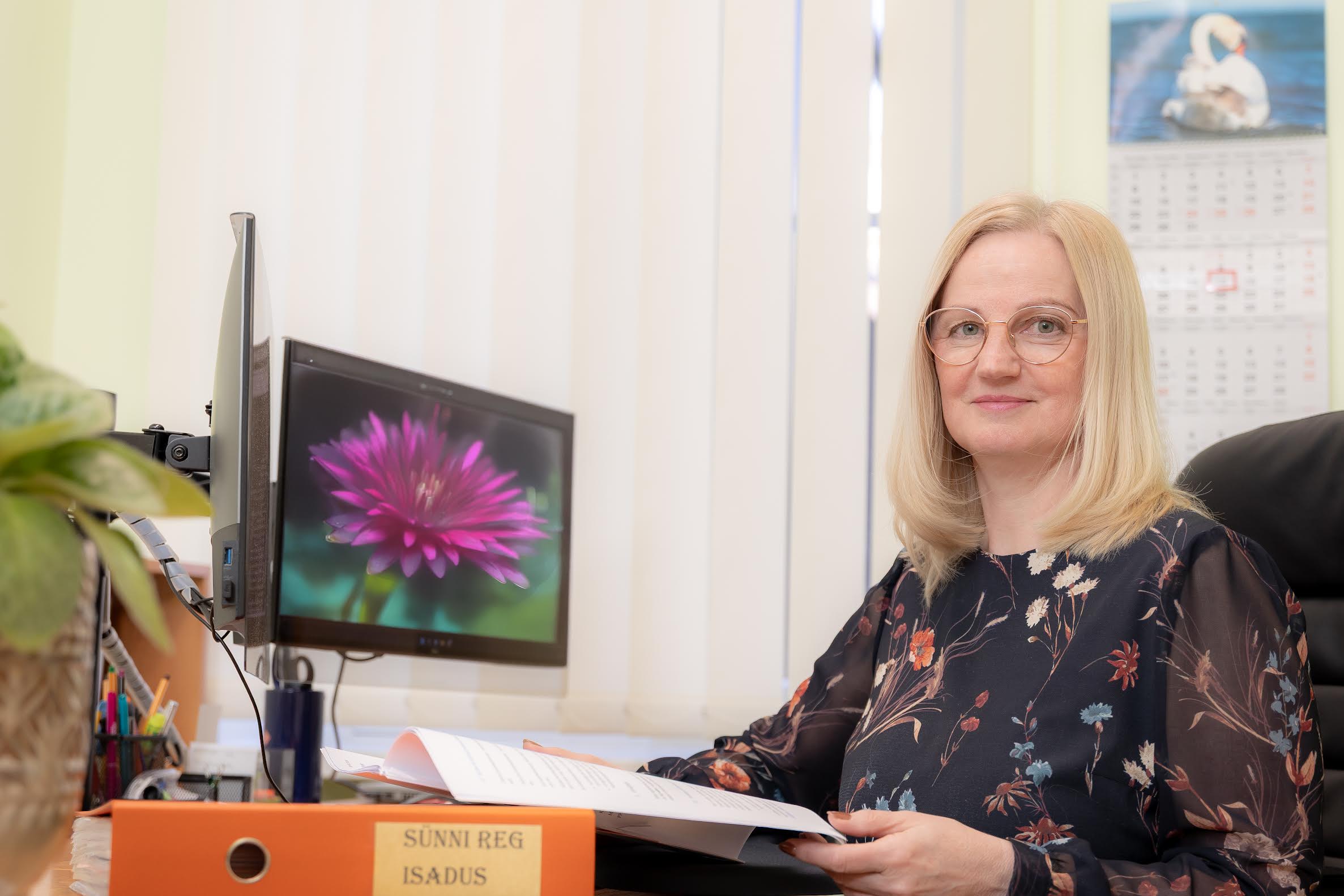 Võru linnavalitsuse perekonnaseisutoimingute spetsialist Kersti Kattai usub, et maakonnakeskusesse kolinud sünni registreerimine ei too kaasa olulist töökoormuse kasvu. Enamik lastevanemaid eelistab juba praegu elektroonset registreerimist. Foto: AIGAR NAGEL